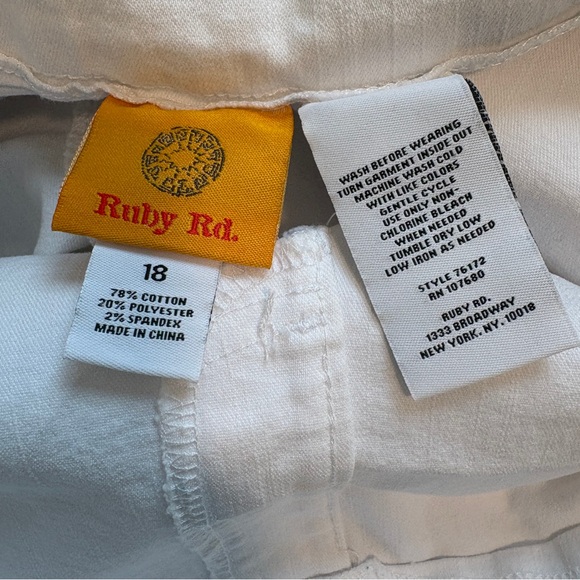 Ruby Rd. White Stretch Bermuda Shorts Size 18 - Picture 10 of 11